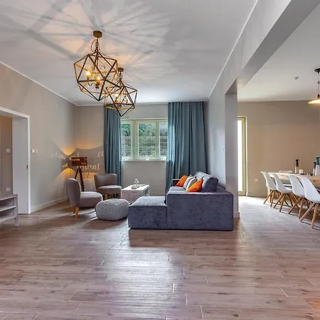 Awesome In With 5 Bedrooms, Sauna And Outdoor Swimming Pool Holiday home