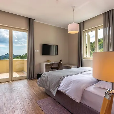 Awesome In With 5 Bedrooms, Sauna And Outdoor Swimming Pool Veprinac
