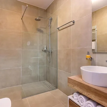 Awesome In With 5 Bedrooms, Sauna And Outdoor Swimming Pool *