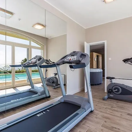 Awesome In With 5 Bedrooms, Sauna And Outdoor Swimming Pool *