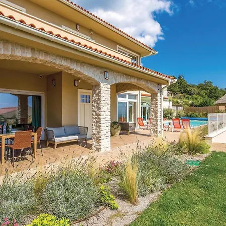 Awesome In With 5 Bedrooms, Sauna And Outdoor Swimming Pool Veprinac