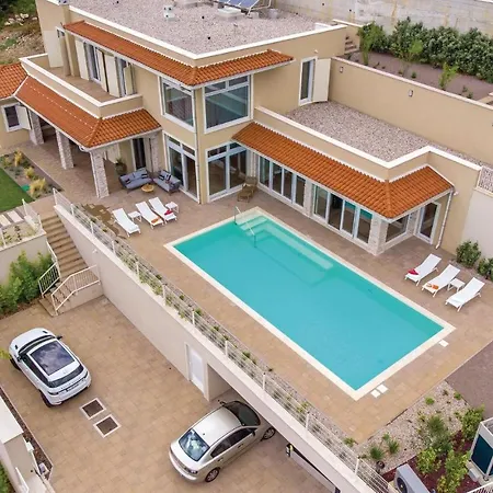 Awesome In With 5 Bedrooms, Sauna And Outdoor Swimming Pool * Veprinac