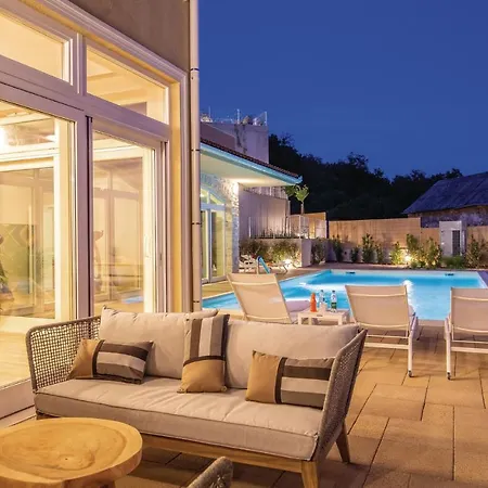 Awesome In With 5 Bedrooms, Sauna And Outdoor Swimming Pool Holiday home *