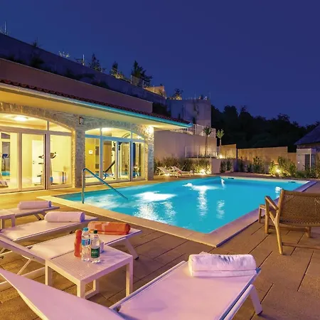 Awesome In With 5 Bedrooms, Sauna And Outdoor Swimming Pool Holiday home *