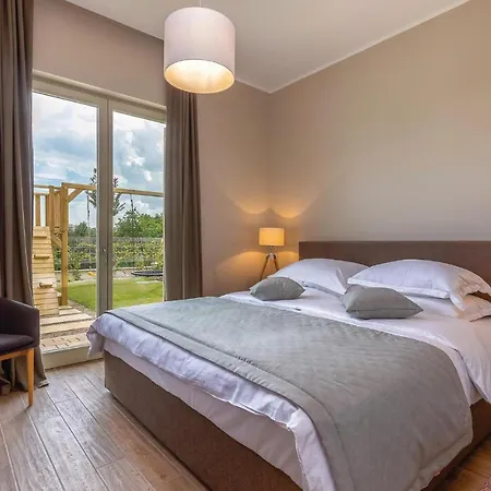 Awesome In With 5 Bedrooms, Sauna And Outdoor Swimming Pool *