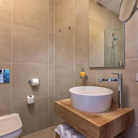 Awesome In With 5 Bedrooms, Sauna And Outdoor Swimming Pool Veprinac